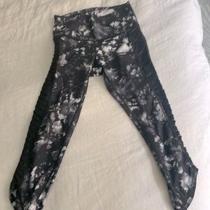 MINT — Lululemon size 6 b/w pants